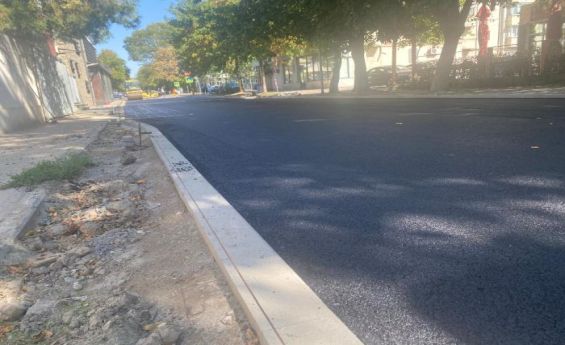 Modernizarea infrastructurii rutiere continuă: Au început asfaltările pe strada Nufărului
