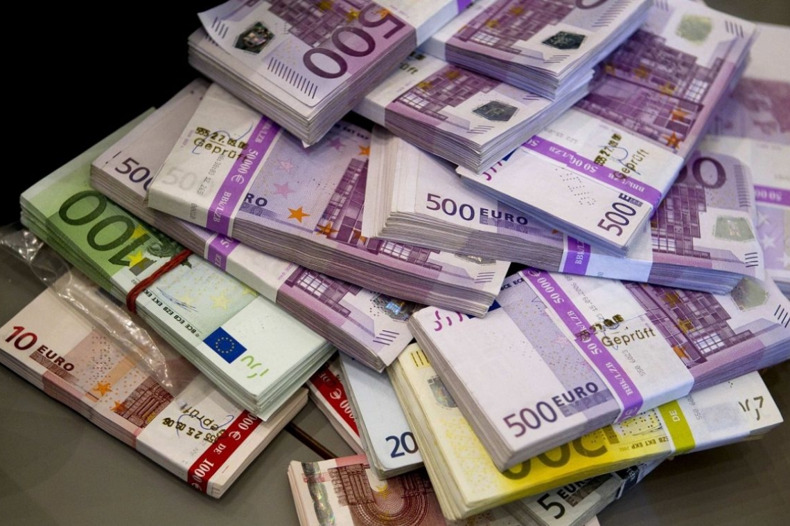 ANALIZĂ | Euro stă de cinci luni sub 4,8750 lei