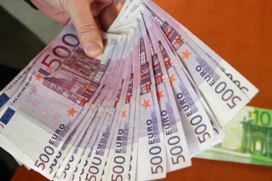 Cursul euro a scăzut la 4,9218 lei