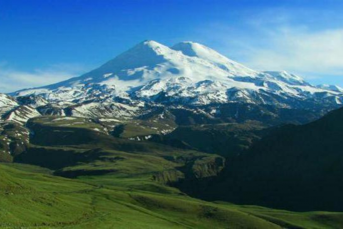 Doi sportivi nevăzători pleacă să cucerească Vârful Elbrus