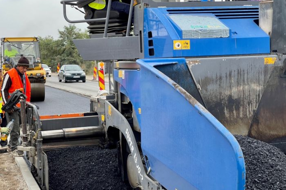 M. Dulce: A început asfaltarea drumului de acces în municipiu