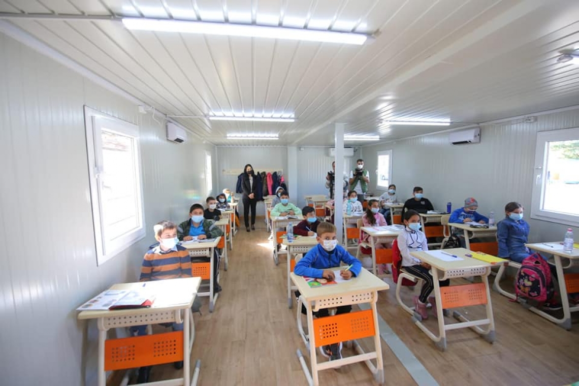 V. Iliuţă: 270 de școlari din Dragoș Vodă au început, fizic, școala în 11 module provizorii achiziționate de Consiliul Județean