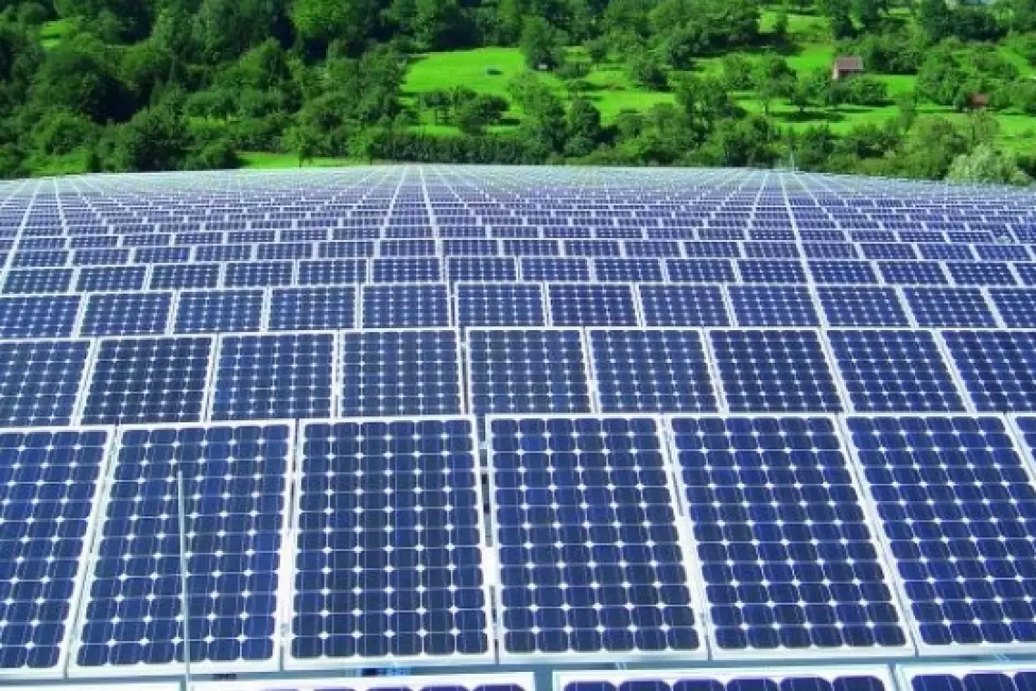 Ministerul Energiei a lansat în consultare publică documentele pentru realizarea de baterii, panouri fotovoltaice şi capacităţi de stocare prin PNRR