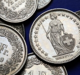 Cursul francului elvețian l-a depășit pe cel al euro