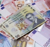 Euro a scăzut luni pe piețele internaționale la 4,85 lei