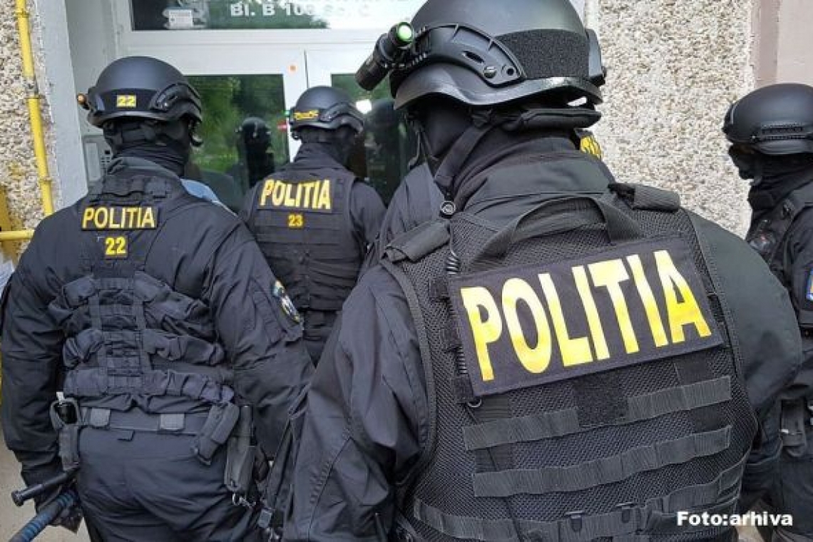 Reţinuţi de poliţişti pentru tulburarea ordinii şi liniştii publice, lovire sau alte violenţe şi distrugere