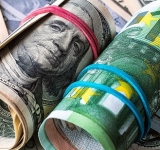 Cursul euro s-a oprit la 4,90 lei