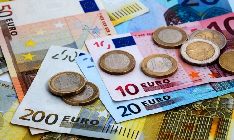 Cursul euro a scăzut cu mai mult de jumătate de ban