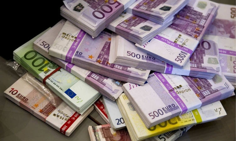Euro s-a întors după trei luni la 4,94 lei