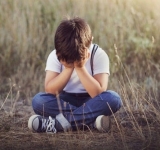 Când copilul tău se izolează: Ce poți face pentru a-l ajuta să iasă din carapacea lui?