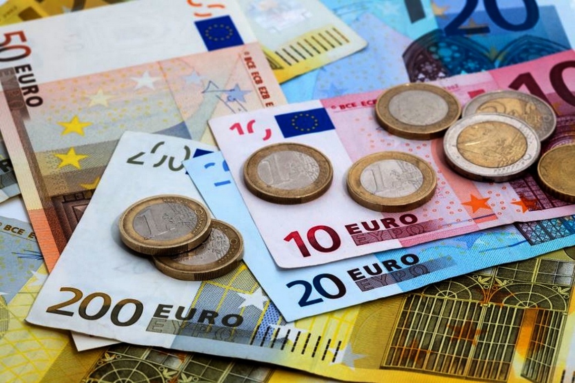 Euro se poticnește în pragul de la 4,97 lei