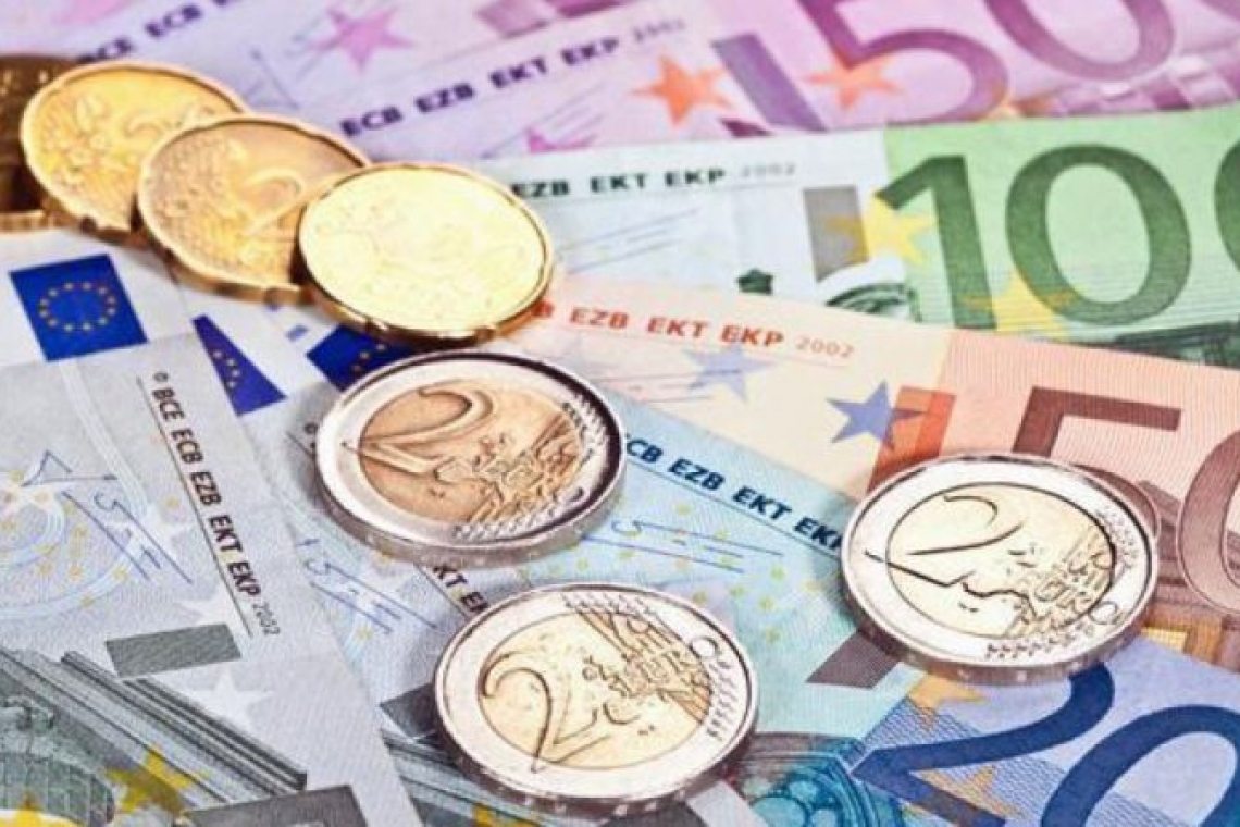 Euro s-a consolidat la 4,97 lei
