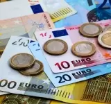 Euro s-a înghesuit la 4,97 lei