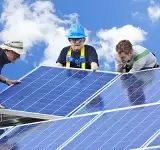 Guvernul a adoptat Ordonanța prin care elimină taxa pe soare pentru prosumatori și actualizează schema de sprijin pentru toți consumatorii de energie electrică și gaze naturale